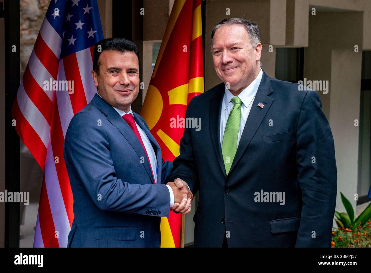 Le secrétaire Pompeo rencontre le Premier ministre de la Macédoine du Nord Zaev le secrétaire d'État américain Michael R. Pompeo rencontre le Premier ministre de la Macédoine du Nord Zoran Zaev et les ministres du Cabinet de la Macédoine du Nord à Lake Ohrid, en Macédoine du Nord, le 4 octobre 2019. Banque D'Images