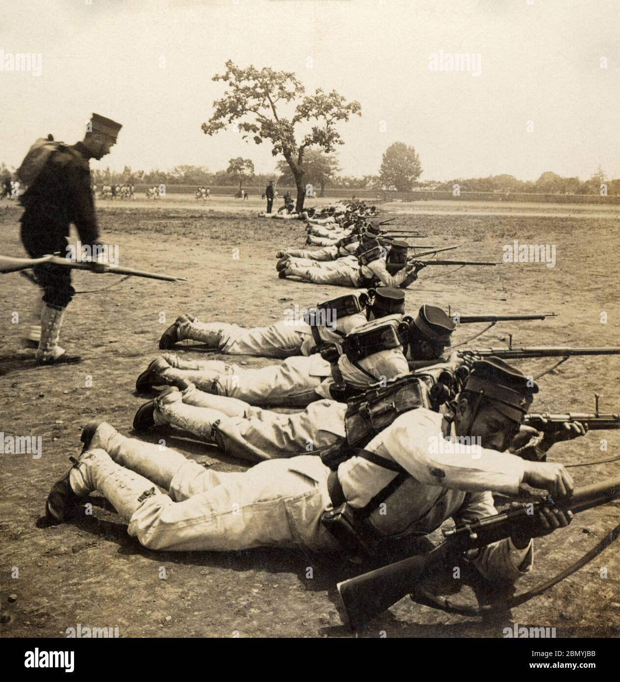 [ 1904 Japon - Guerre russo-japonaise ] — soldats japonais en ligne d'escarmouche pendant la guerre russo-japonaise (1904-1905), env. 1904 (Meiji 37). Attribué provisoirement à James Ricalton (1844-1929), mais pourrait aussi l'être par B. Lloyd Singley (1864-1938). chaîne stéréo du xxe siècle. Banque D'Images