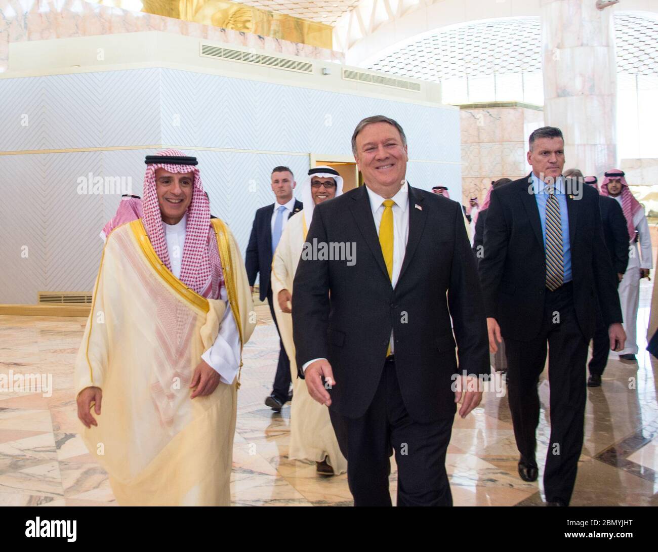 Le secrétaire Pompeo quitte l'Arabie saoudite le secrétaire d'État américain Mike Pompeo discute avec le ministre saoudien des Affaires étrangères Adel al-Jubeir alors qu'il quitte Riyad, en Arabie Saoudite, le 29 avril 2018, après des réunions avec des représentants du gouvernement saoudien. Banque D'Images
