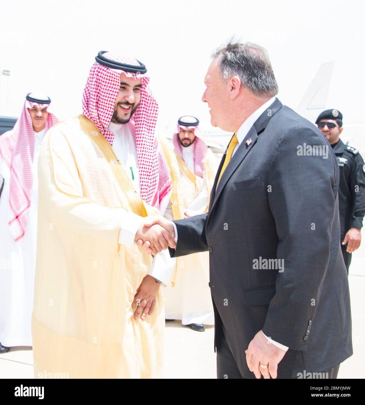 Le secrétaire Pompeo quitte l'Arabie saoudite le secrétaire d'État américain Mike Pompeo a dit au revoir à l'ambassadeur d'Arabie saoudite aux États-Unis l'ambassadeur d'Arabie saoudite aux États-Unis Khalid bin Salman, alors qu'il quitte Riyad, en Arabie Saoudite, le 29 avril 2018, après des réunions avec des représentants du gouvernement saoudien. Banque D'Images