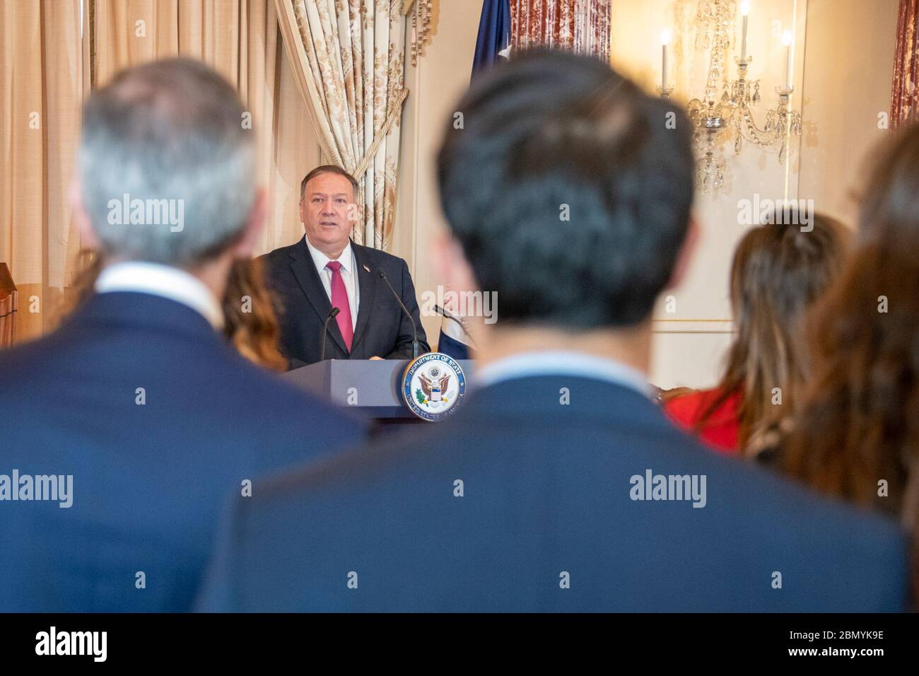 Le 4 novembre 2019, le secrétaire d'État américain Michael R. Pompeo a prononcé une allocution à l'occasion du 40e anniversaire de la prise de contrôle de l'ambassade des États-Unis à Téhéran. L'événement, qui s'est tenu au Département d'État à Washington, a commémoré la crise des otages en Iran qui a commencé en 1979. Banque D'Images Le 4 novembre 2019, le secrétaire d'État américain Michael R. Pompeo a prononcé une allocution à l'occasion du 40e anniversaire de la prise de contrôle de l'ambassade des États-Unis à Téhéran. L'événement, qui s'est tenu au Département d'État à Washington, a commémoré la crise des otages en Iran qui a commencé en 1979. Banque D'Images