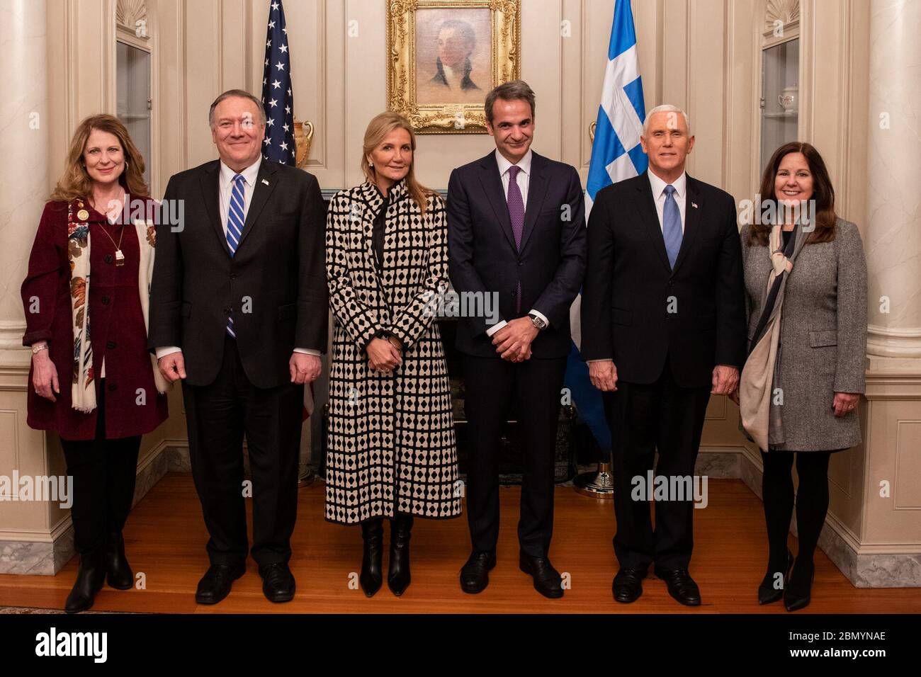 Secrétaire Pompeo, Mme Pompeo, Vice-Présidente Pence, Et la deuxième Dame Pence pose pour une photo avec le Premier ministre grec Mitsotakis et Mme Mitsotakis, secrétaire d'État Michael R. Pompeo, et le vice-président Mike Pence, organisent une réception en l'honneur du Premier ministre grec Kyriakos Mitsotakis et de Mme Mitsotakis au département d'État américain à Washington, D.C. Le 8 janvier 2020. Banque D'Images
