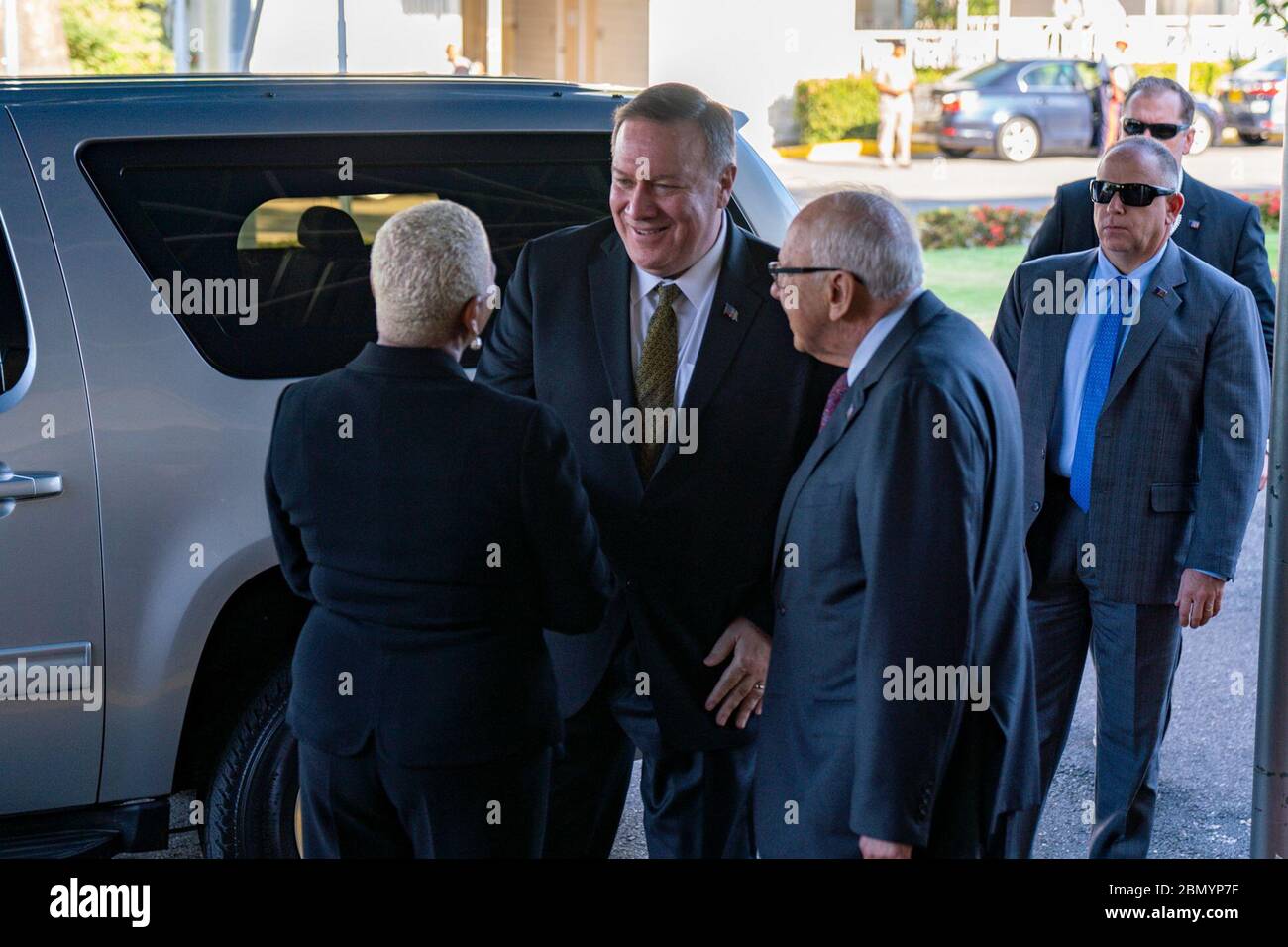 Le secrétaire Pompeo rencontre le premier ministre jamaïcain Holness et le ministre des Affaires étrangères Johnson Smith le secrétaire d'État Michael R. Pompeo rencontre le premier ministre jamaïcain Andrew Holness et le ministre des Affaires étrangères Kamina Johnson Smith, le 22 janvier 2020 à Kingston, en Jamaïque. Banque D'Images