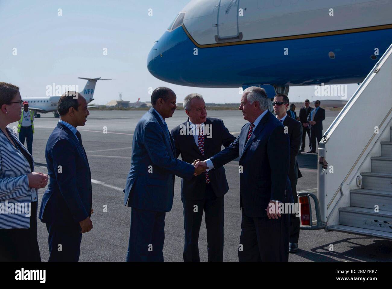 Le 9 mars 2018, le secrétaire d'État américain Rex Tillerson a été accueilli par le ministre djiboutien des Affaires étrangères Mahmoud Ali Youssouf à son arrivée à l'aéroport international de Djibouti pour une visite diplomatique. Banque D'Images