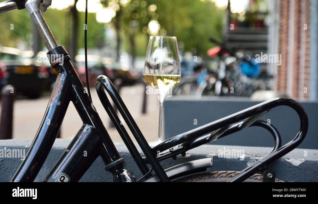 Une scène de rue encore en vie après-midi avec un vélo et un verre de vin Banque D'Images