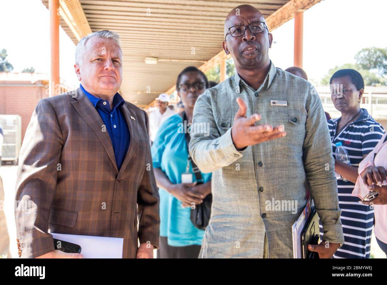 Le 18 mars 2019, le sous-secrétaire d'État américain John Sullivan et l'ambassadrice Deborah L. Birx, coordinatrice mondiale du sida, visitent la clinique Zola à Soweto, en Afrique du Sud, pour observer les efforts de soins de santé liés au traitement et à la prévention du VIH et du sida dans la région. Banque D'Images