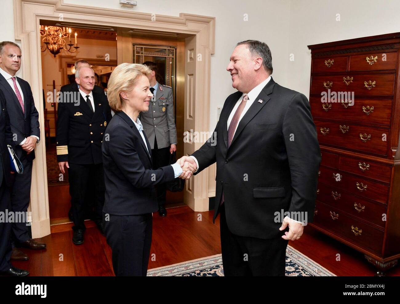 Le secrétaire Pompeo accueille le ministre allemand de la Défense Ursula von der Leyen à Washington le secrétaire d'État américain Mike Pompeo accueille le ministre allemand de la Défense Ursula von der Leyen au département d'État américain à Washington, D.C., le 20 juin 2018. Banque D'Images