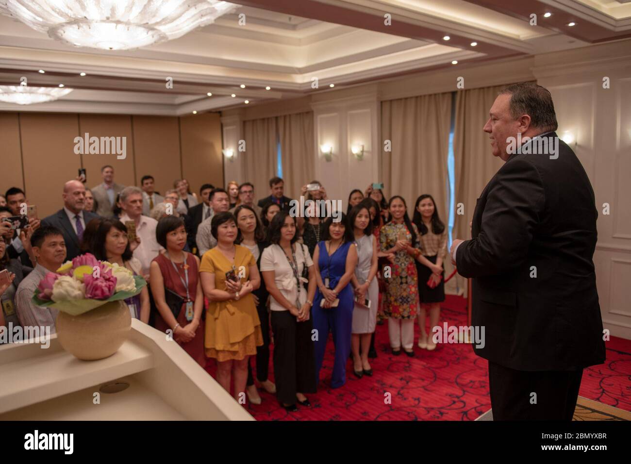Le secrétaire Pompeo rencontre le personnel de l'ambassade des États-Unis et les familles à Hanoï le secrétaire d'État américain Michael R. Pompeo rencontre le personnel de l'ambassade des États-Unis et leurs familles le 8 juillet 2018 à Hanoi, au Vietnam. Banque D'Images
