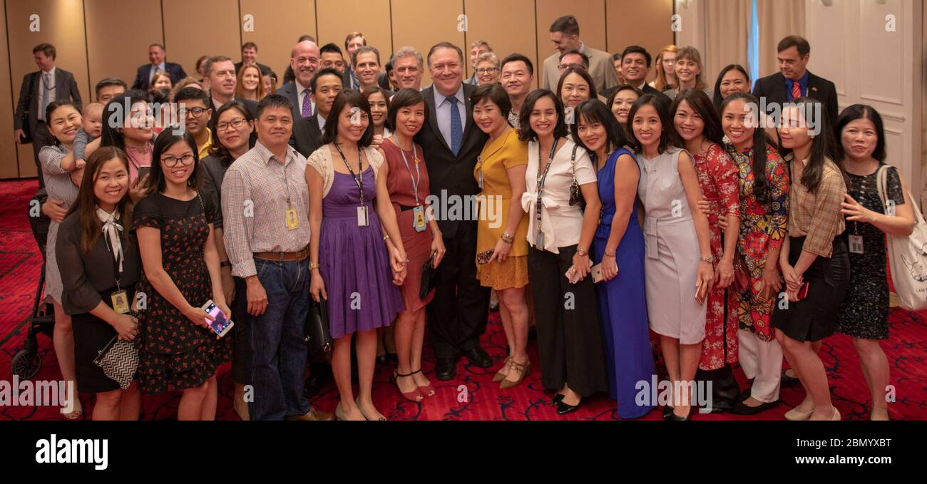 Le 8 juillet 2018, le secrétaire d'État américain Mike Pompeo s'est rendu à l'ambassade des États-Unis à Hanoi, au Vietnam, où il a rencontré le personnel de l'ambassade et leurs familles. La visite était axée sur le renforcement des relations bilatérales et sur la discussion de questions clés avec le personnel diplomatique. Banque D'Images