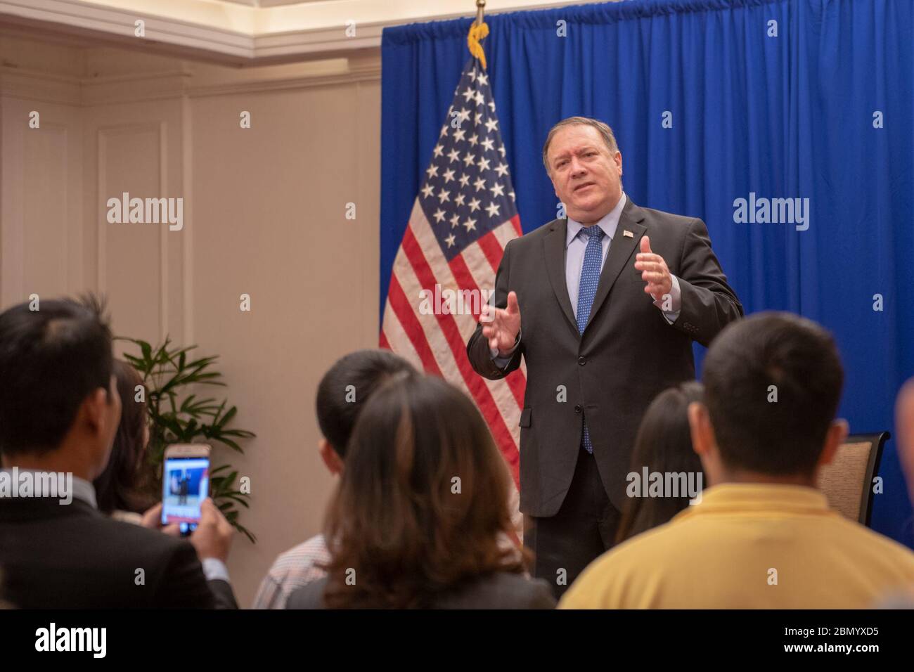 Le secrétaire d’État américain Michael Pompeo rencontre le personnel de l’ambassade et leurs familles à Hanoi, au Vietnam, le 8 juillet 2018, pour discuter des efforts diplomatiques et du soutien aux citoyens américains dans la région. Banque D'Images