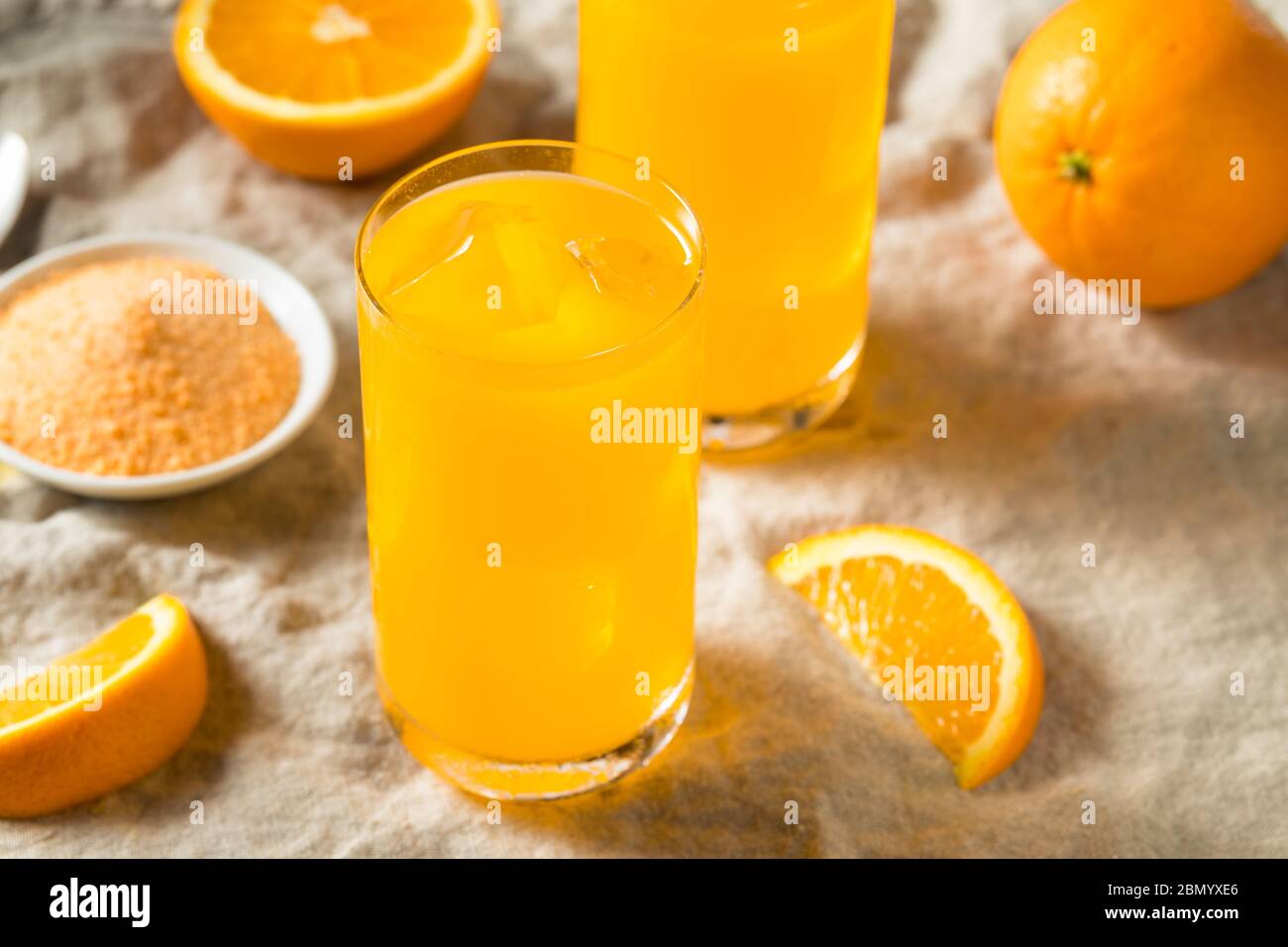 Boisson en poudre d'orange douce et rafraîchissante dans un verre Banque D'Images