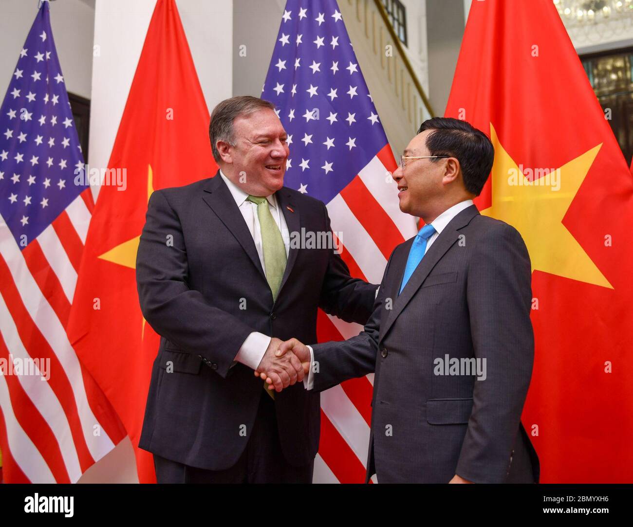 Le secrétaire Pompeo visite le ministère vietnamien des Affaires étrangères le secrétaire d'État américain Michael R. Pompeo rencontre le vice-ministre vietnamien des Affaires étrangères Ha Kim Ngoc lors d'une visite au ministère vietnamien des Affaires étrangères le 8 juillet 2018 à Hanoi, au Vietnam. Banque D'Images