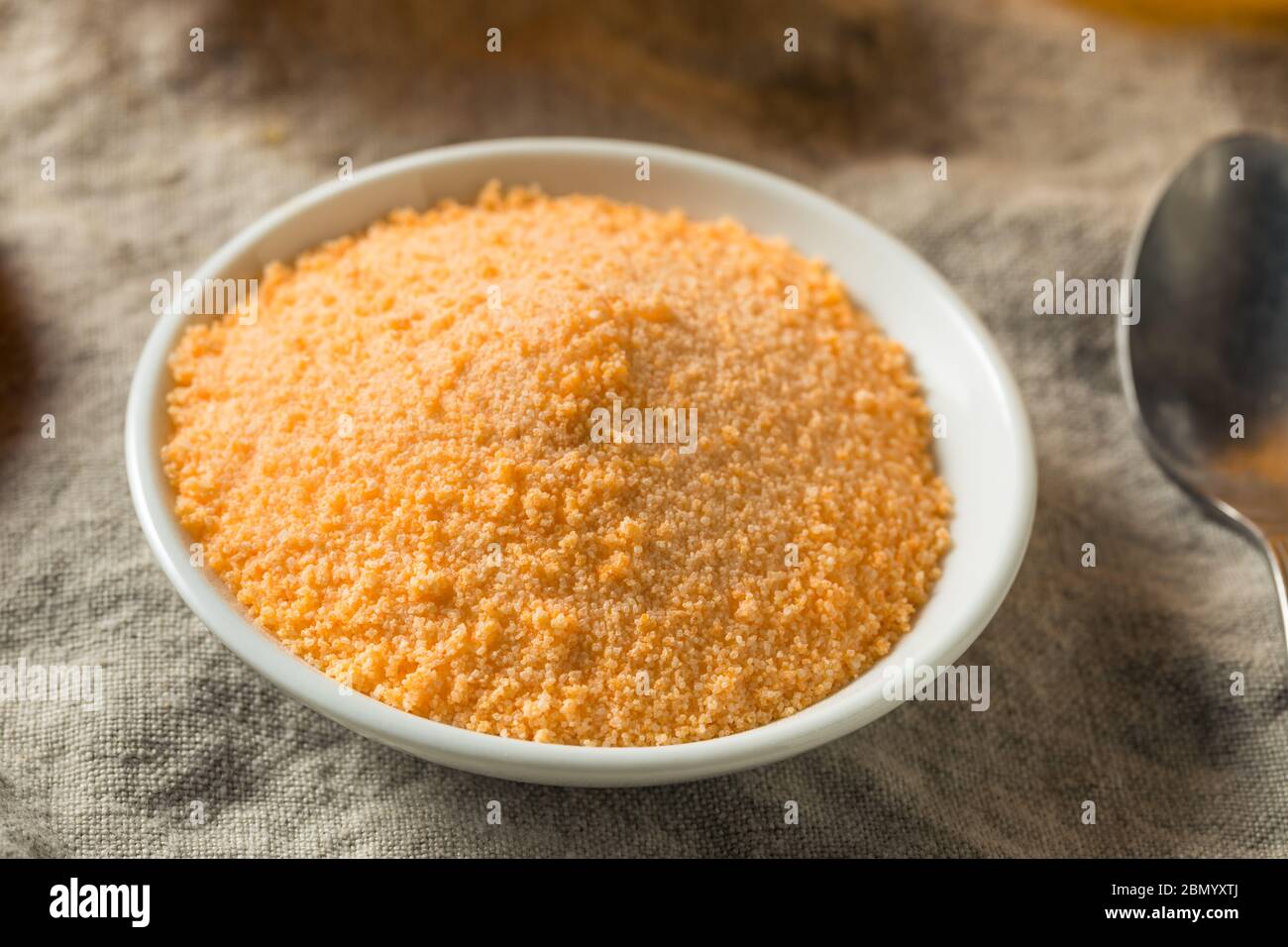 Boisson en poudre d'orange douce et rafraîchissante dans un verre Banque D'Images