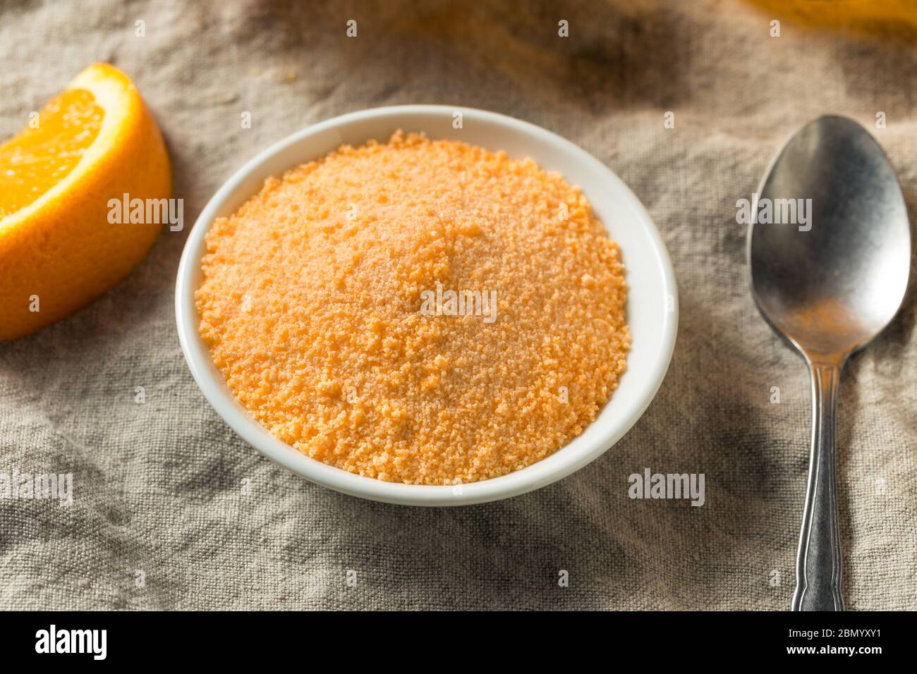 Boisson en poudre d'orange douce et rafraîchissante dans un verre Banque D'Images