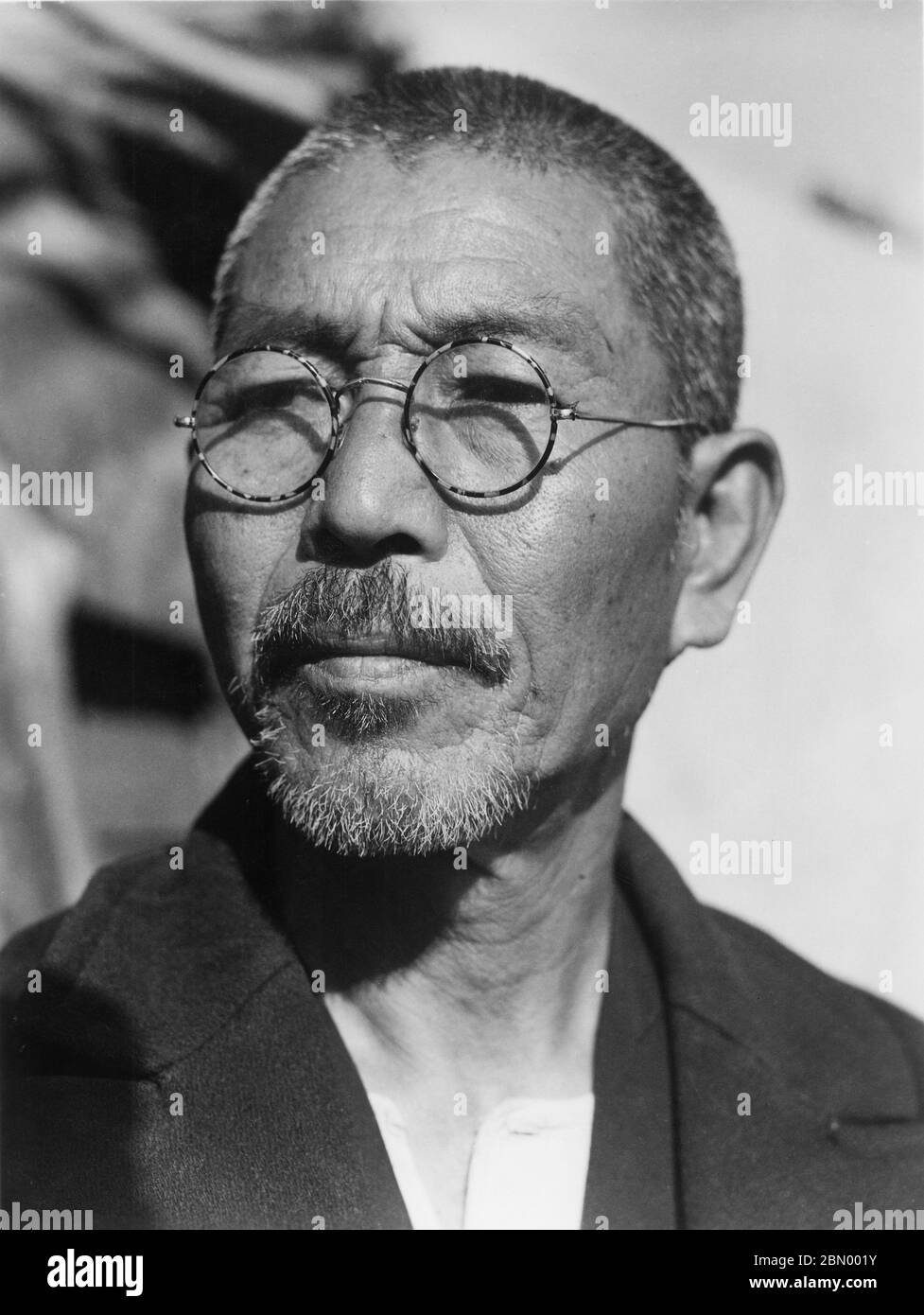 [ 1946 Japon - Homme d'Okinawa ] — gros plan d'un homme d'Okinawa portant des lunettes, 1946 (Showa 21). imprimé gélatine argent du xxe siècle. Banque D'Images