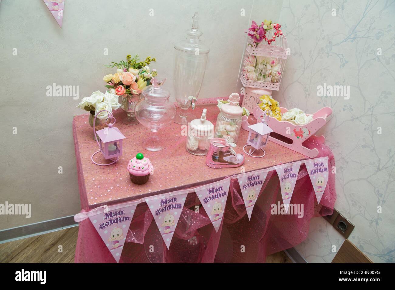 Bar A Bonbons Rose Avec Sweets Fete D Anniversaire Pour Petite Fille Table De Dessert Pour Une Fete Photo Stock Alamy
