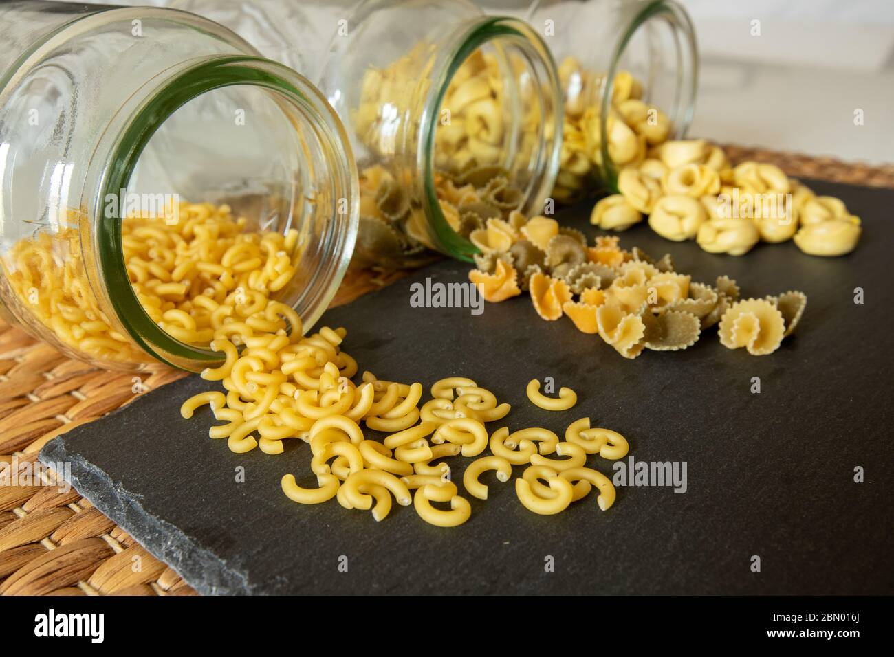 botes de cristal con pâtes alimentaria Banque D'Images