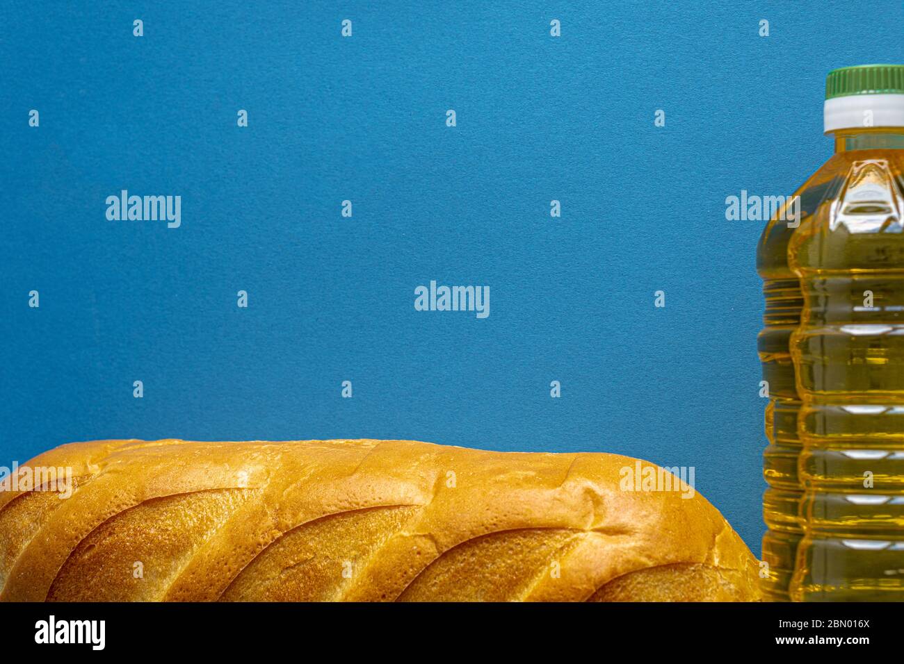 Don, alms, nutrition saine, aide humanitaire, pandémie, concept Covid-19. Composition flally de la nourriture végétarienne des bouteilles d'huile de tournesol et Banque D'Images