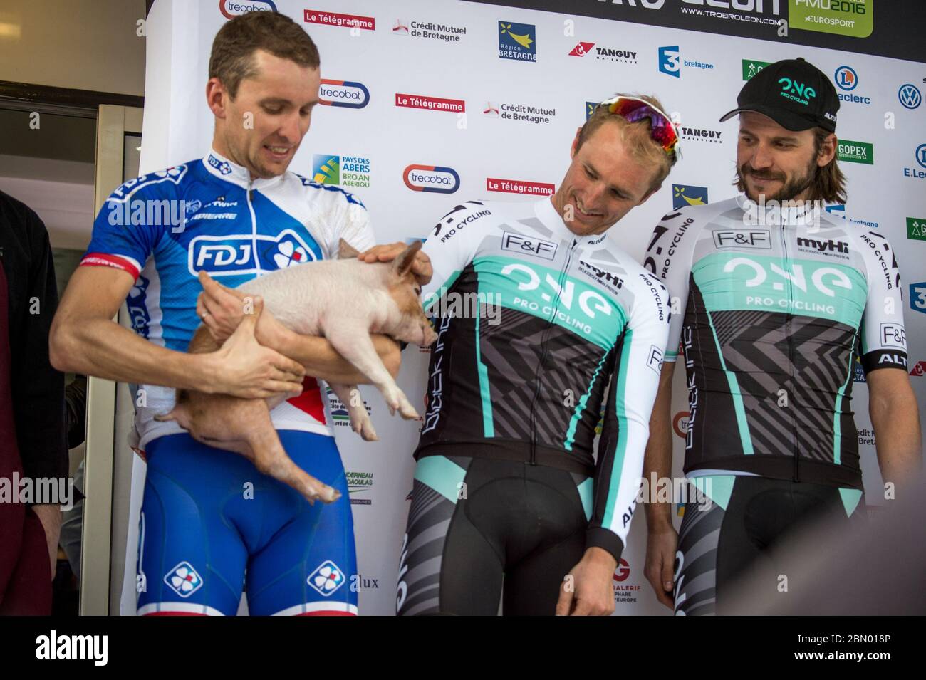 17.04.2016 Bretagne, France. Métro-Bro Léon. Laurent Pichon, le meilleur pilote breton de finition remporte un porcelet en tant que prix. Banque D'Images