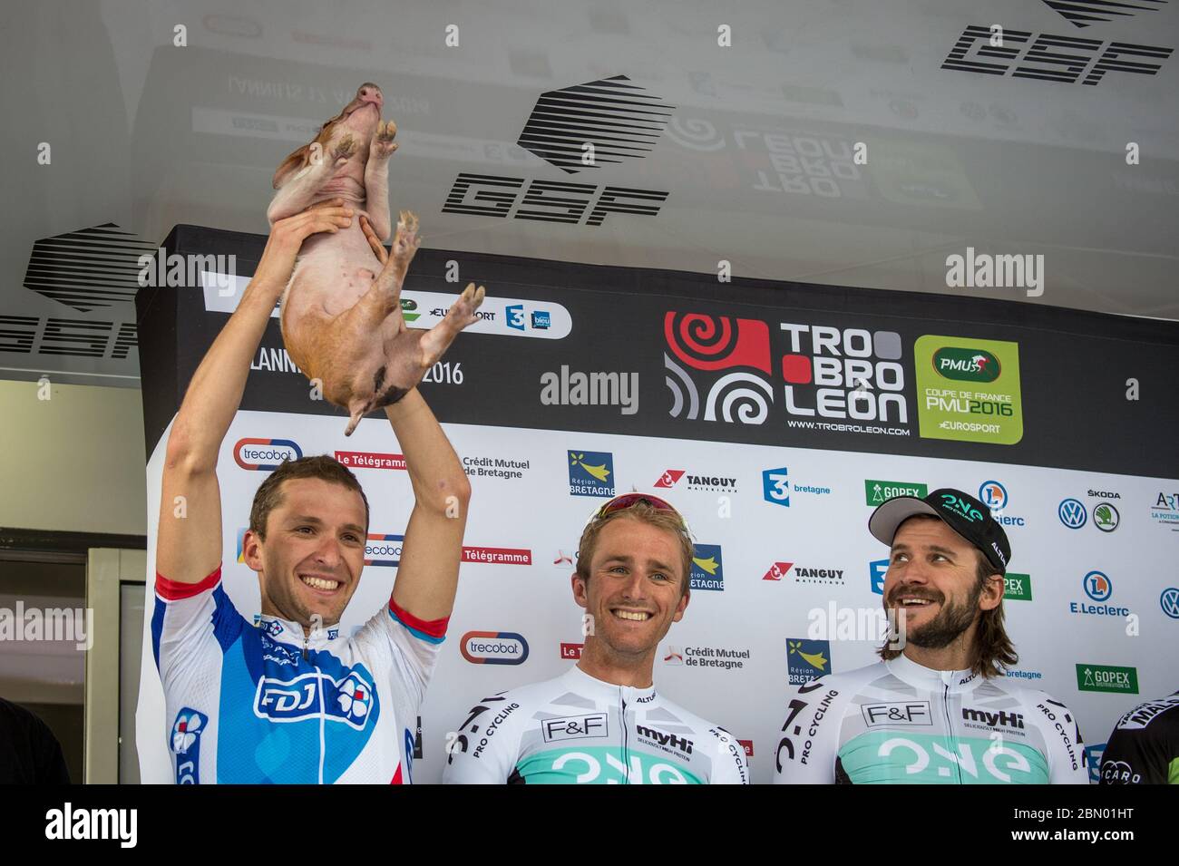 17.04.2016 Bretagne, France. Laurent Pichon (FRA) FDJ remporte le prix (un cochon) pour le meilleur pilote local. Métro-Bro Léon. Banque D'Images