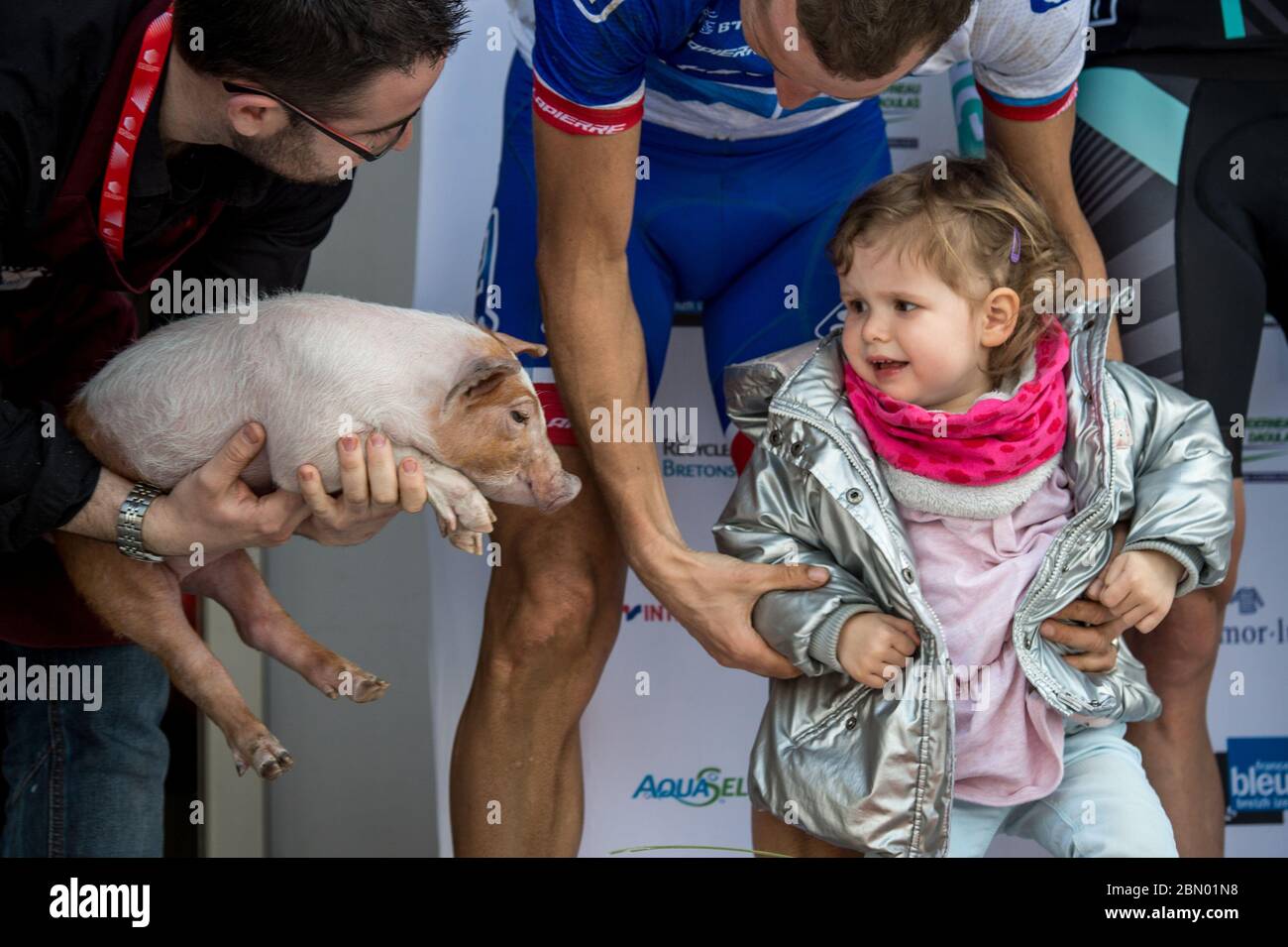17.04.2016 Bretagne, France. Laurent Pichon (FRA) FDJ remporte le prix (un cochon) pour le meilleur pilote local, sa fille n'est pas si impressionnée. Tro-Bro Banque D'Images