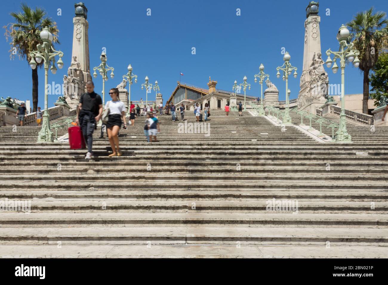 15 août 2018. Marches et détails architecturaux à la gare de marseille saint charles montrant les passagers qui descendent les escaliers Banque D'Images