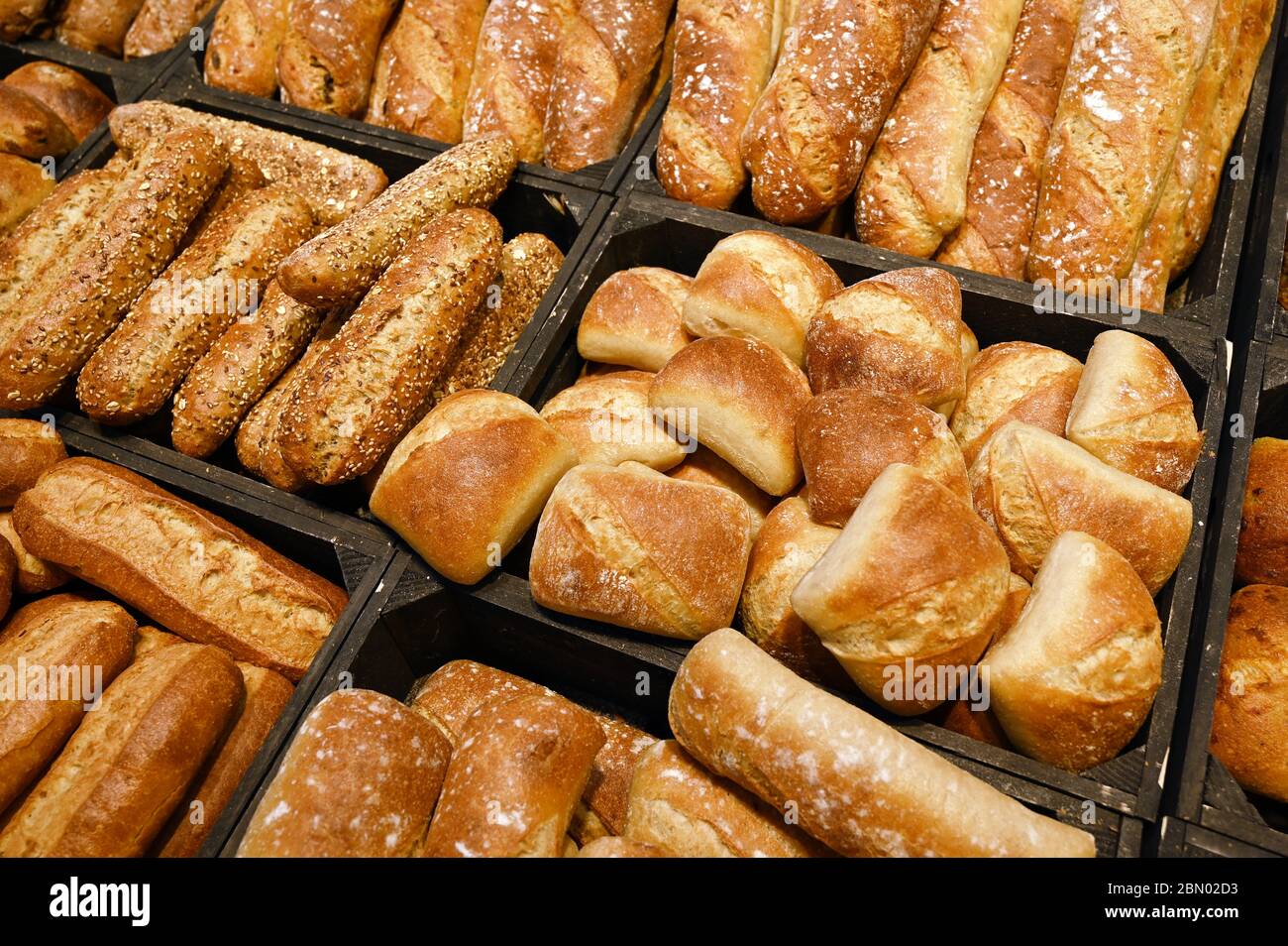 Présentation de divers pains levain dans un magasin Banque D'Images
