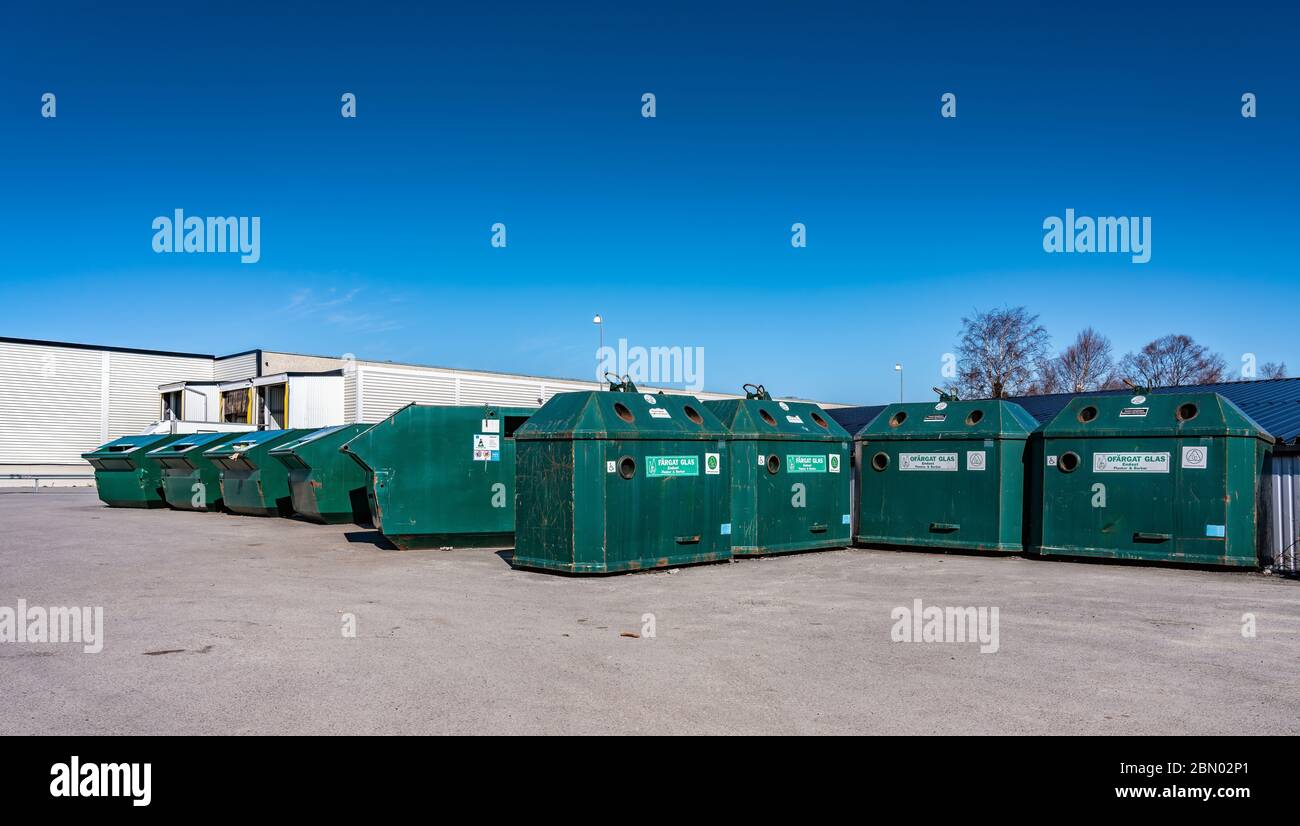 Grande station publique de recyclage au parking pour l'élimination de différents déchets ménagers - plastique, métal, papier, carboards. Nord de la Suède, Umea. DIM Banque D'Images