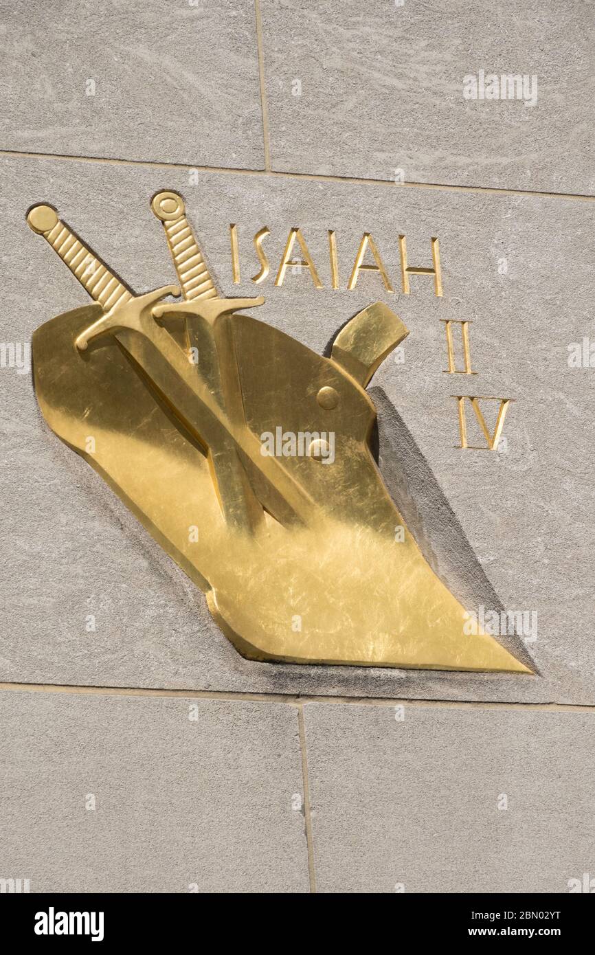 Battons les épées dans l'œuvre d'art de relief de Ploughshares, Rockefeller Center, New York, États-Unis Banque D'Images