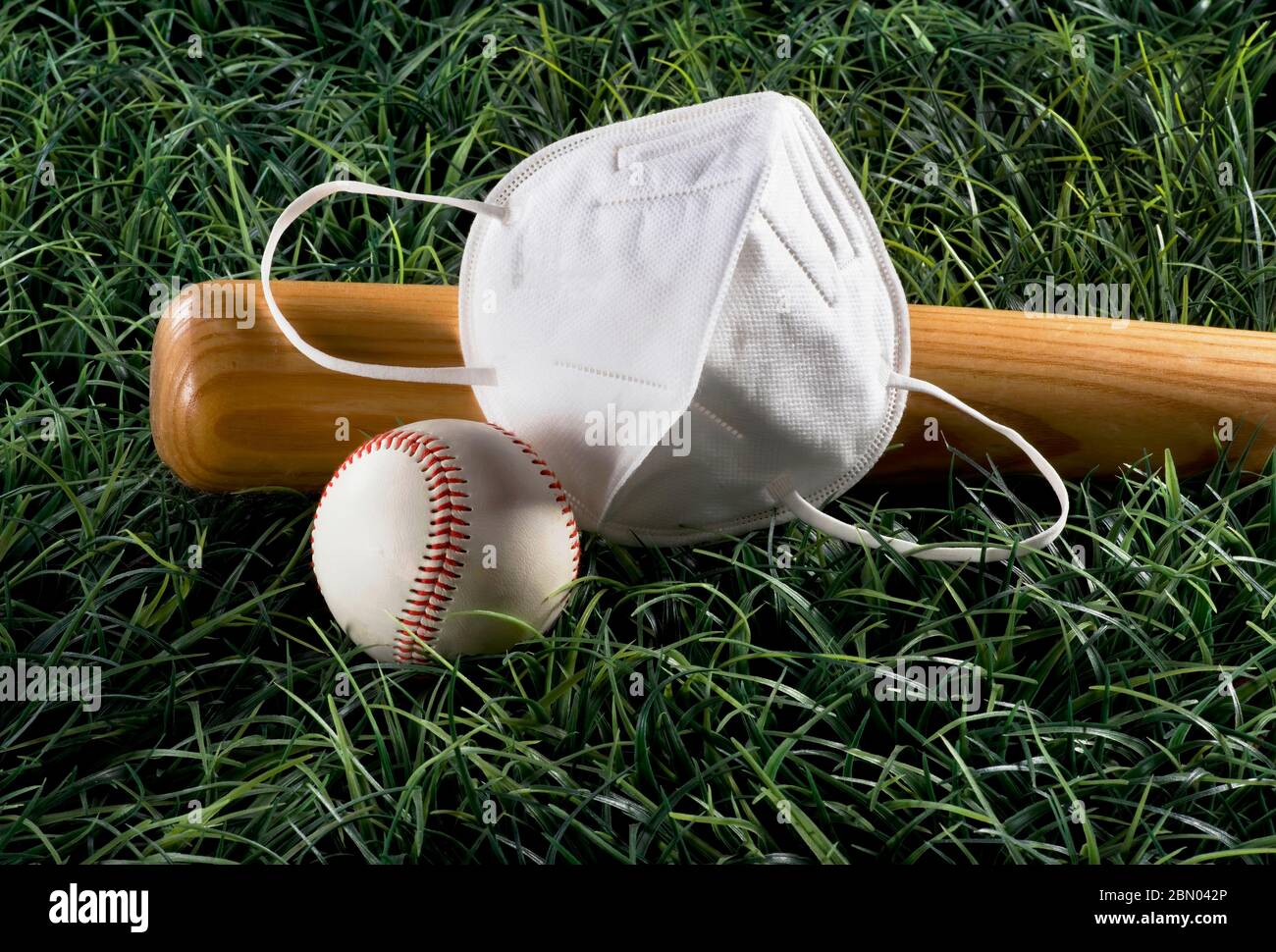 Saison de baseball avec masque N95, balle et chauve-souris. Banque D'Images