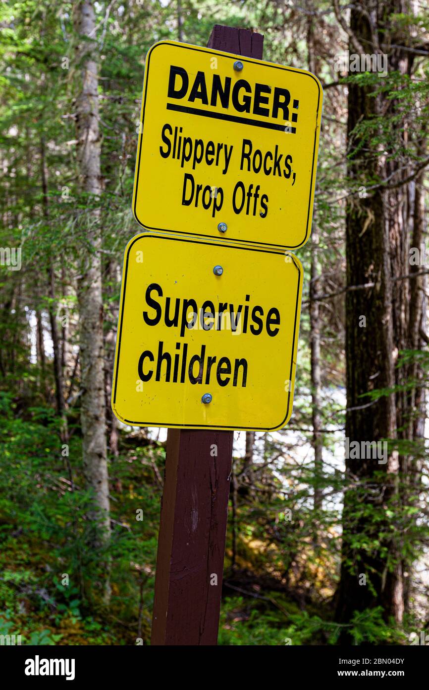 Panneau d'avertissement pour les randonneurs de la région de Thompson-Nicola, Canada. Danger, rochers glissants, chutes. Surveiller les enfants Banque D'Images