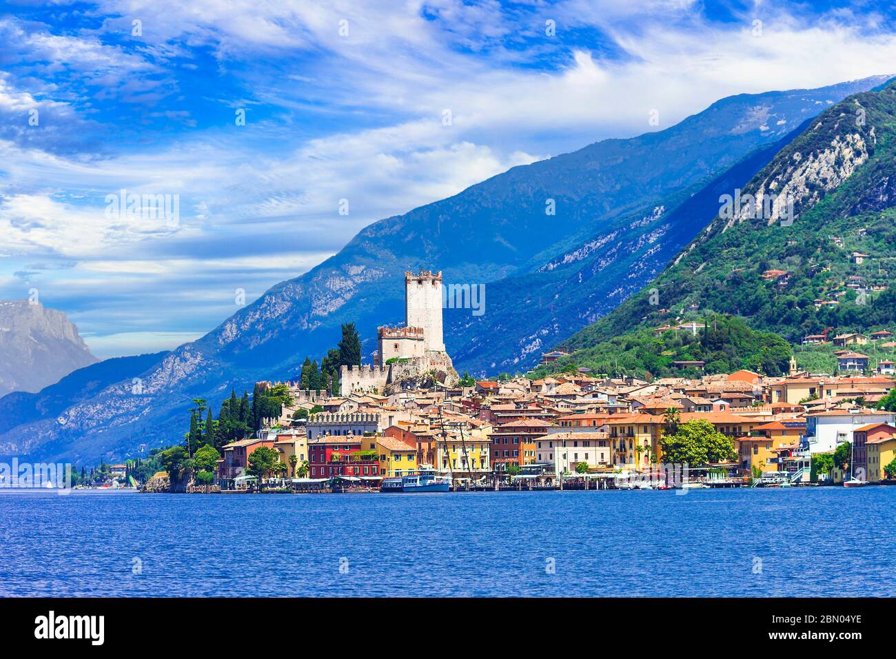 Le lac de Garde (Lago di Garda) est l'un des plus populaires et des plus beaux lacs d'Italie. Vue sur le village de Malcesine. Banque D'Images