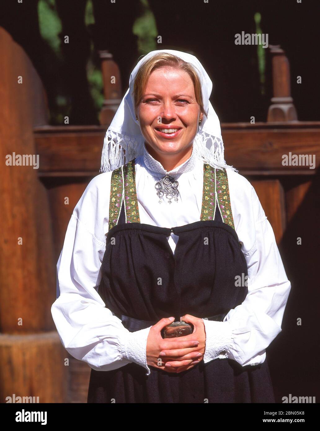 Guide touristique en costume national, Musée folklorique norvégien (Norsk Folkemuseum), Bygdoy, Oslo, Royaume de Norvège Banque D'Images Guide touristique en costume national, Musée folklorique norvégien (Norsk Folkemuseum), Bygdoy, Oslo, Royaume de Norvège Banque D'Images
