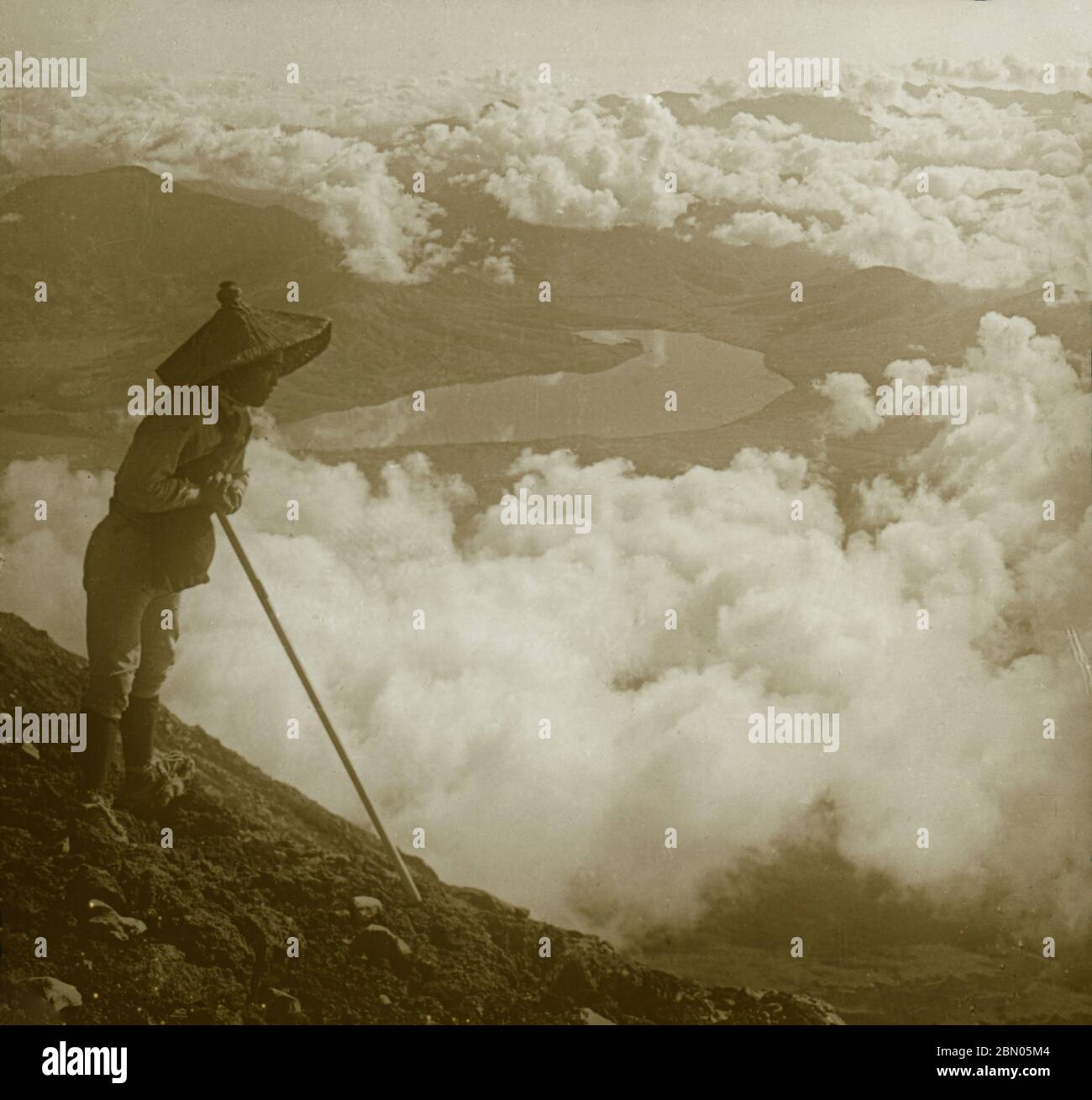[ 1900s Japon - vue du Mont Fuji ] — vue du Mont Fuji sur les nuages et le lac Yamanaka (山中湖) dans la préfecture de Yamanashi, 1903 (Meiji 36). diapositive en verre vintage du xxe siècle. Banque D'Images