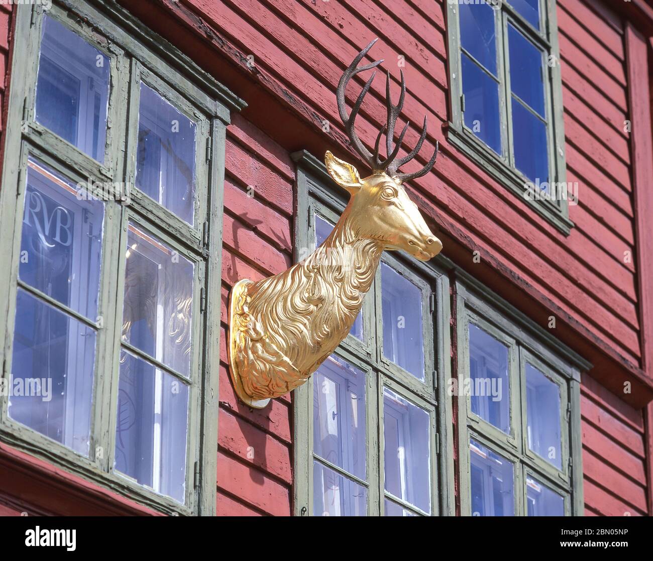 Bât doré sur des entrepôts en bois datant de 18th siècles, Bryggen, Bergen, Hordaland, Royaume de Norvège Banque D'Images