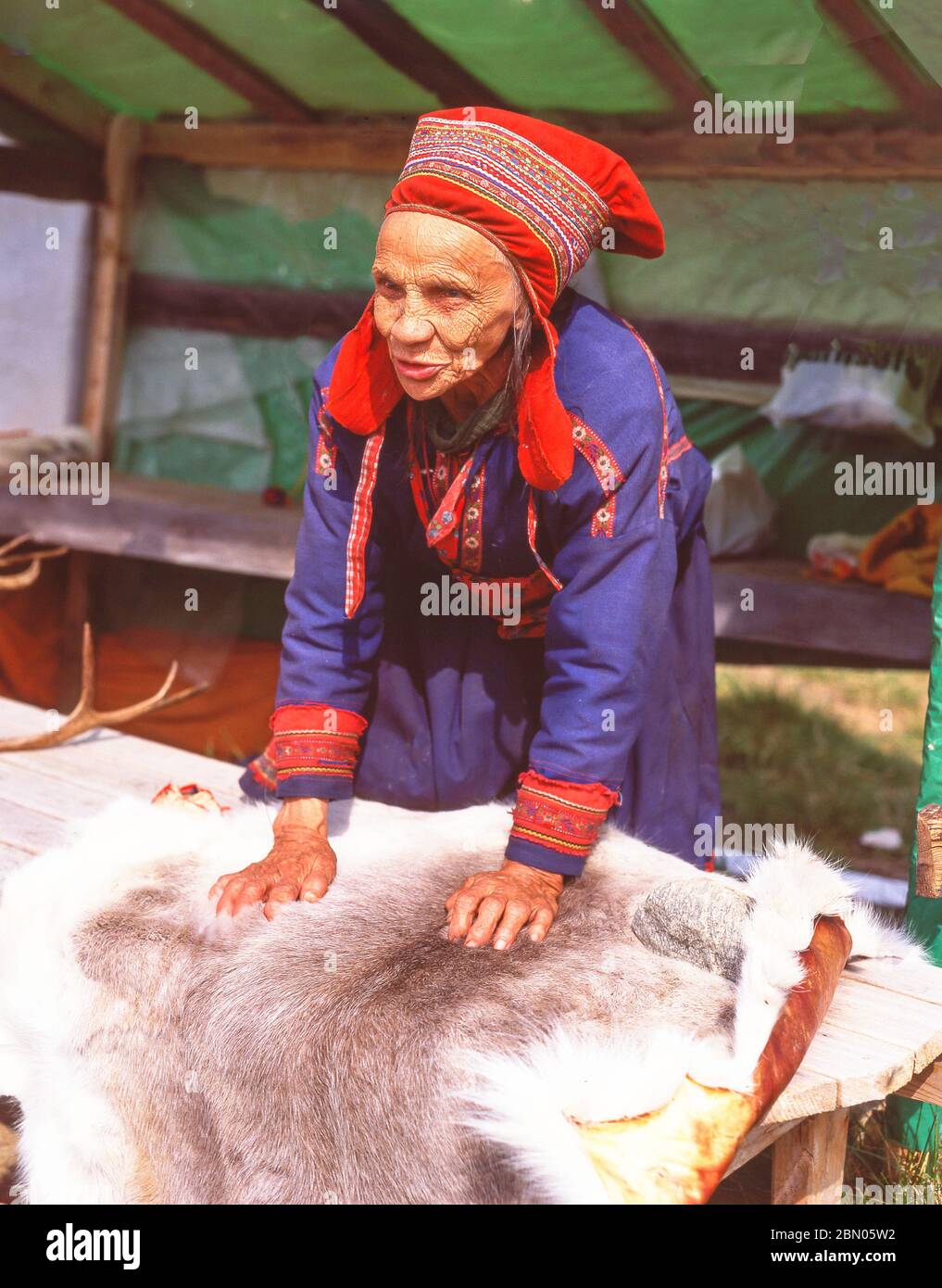 Femme sami sureau avec peau de cerf, près de Hammerfest, nord de la Norvège, Royaume de Norvège Banque D'Images