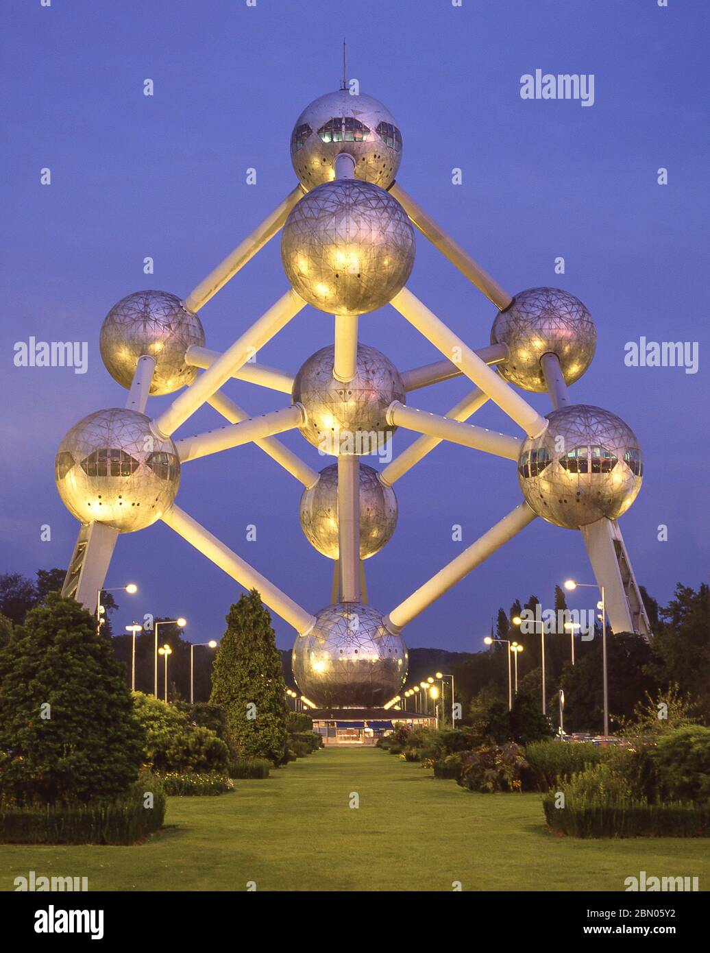 L'Atomium au crépuscule depuis le parc Heysel, Heysel, Bruxelles, Belgique Banque D'Images