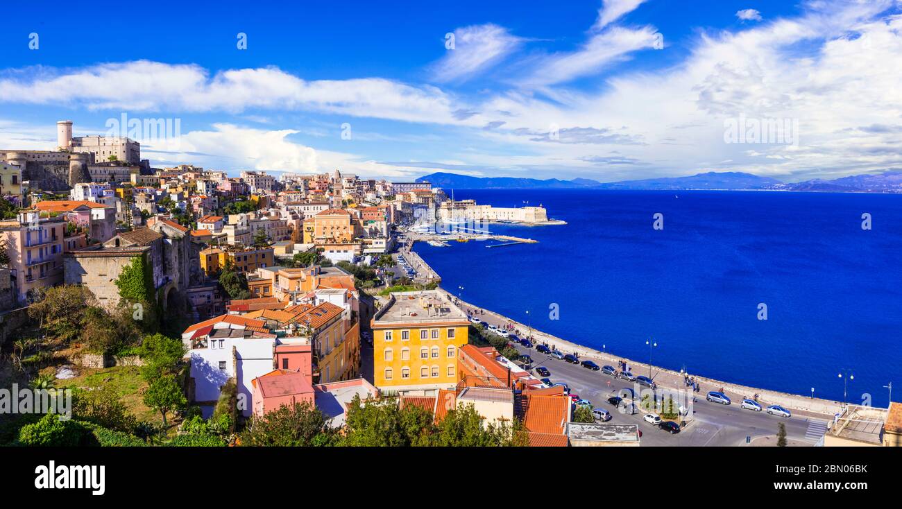 Gaeta - magnifique ville côtière de la région du Latium. Paysage urbain avec château médiéval et mer. Banque D'Images