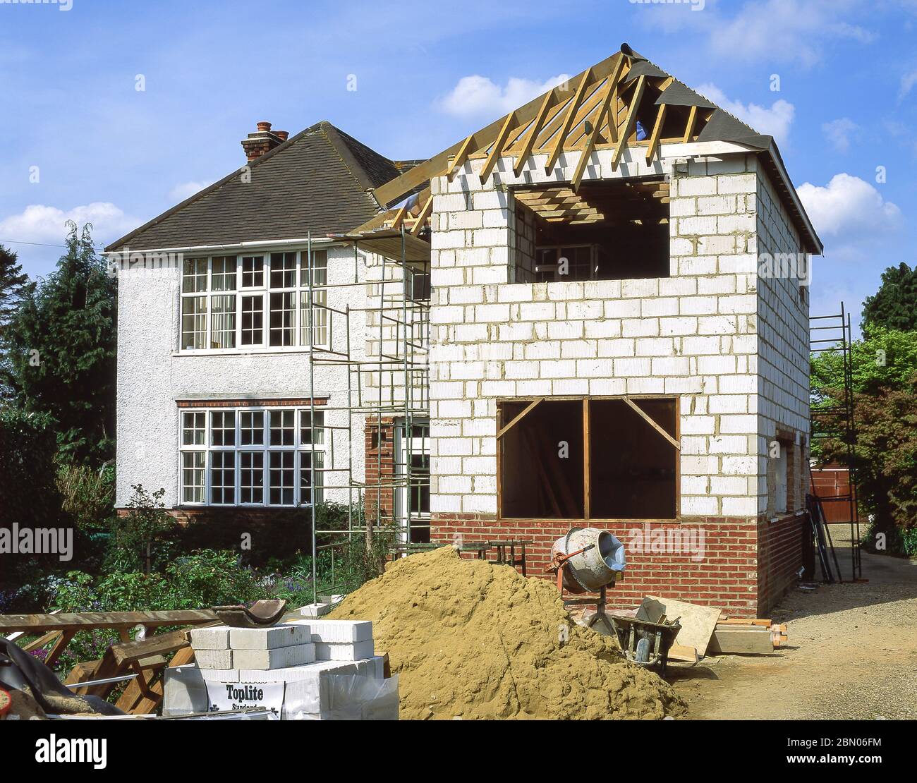 Constructeurs construisant l'extension de maison, Sunningdale, Berkshire, Angleterre, Royaume-Uni Banque D'Images