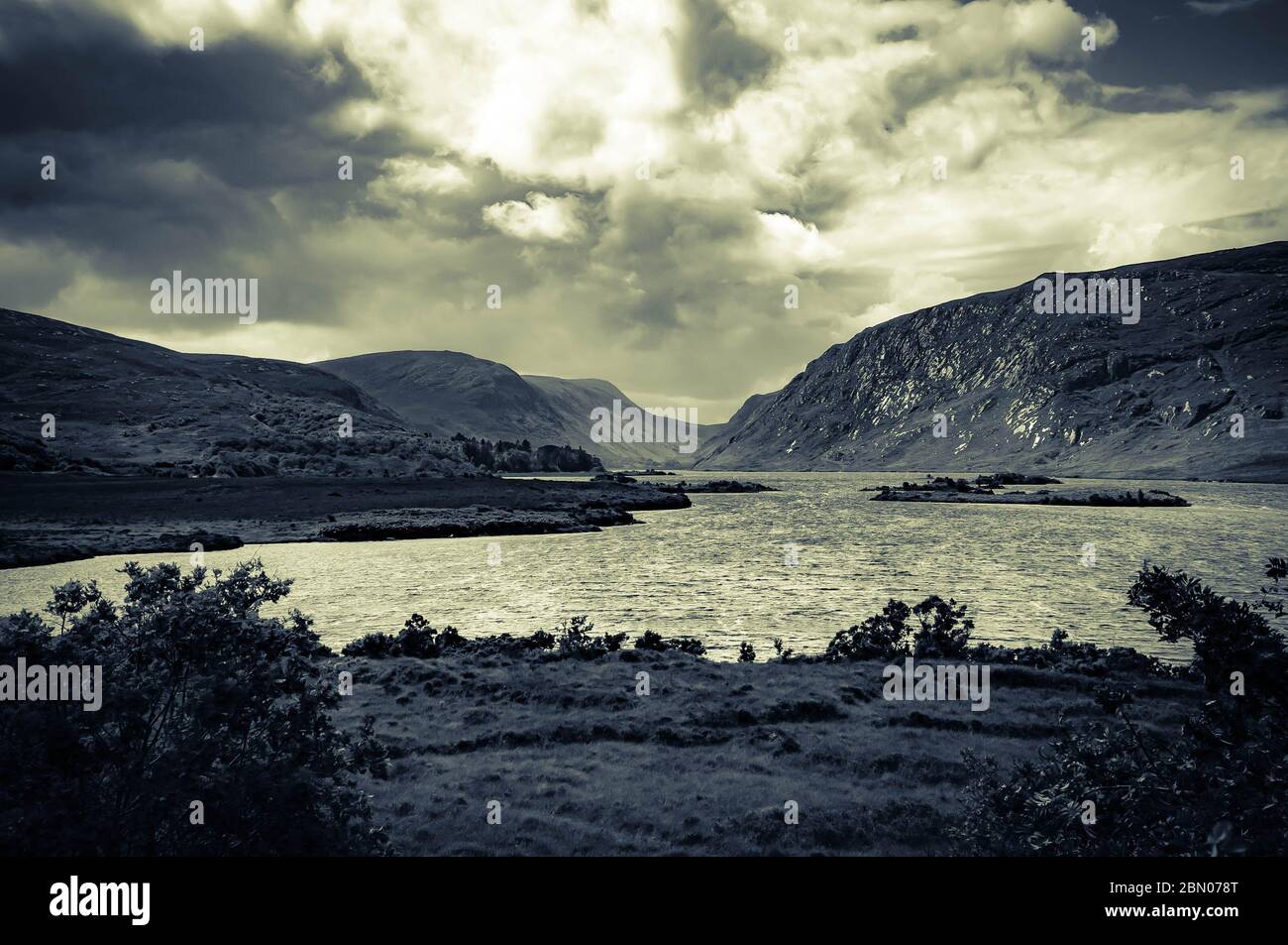 Image stylisée à tons divisés du parc national de Glenveagh, comté de Donegal, Irlande avec des nuages de tempête d'été qui se rassemblent Banque D'Images