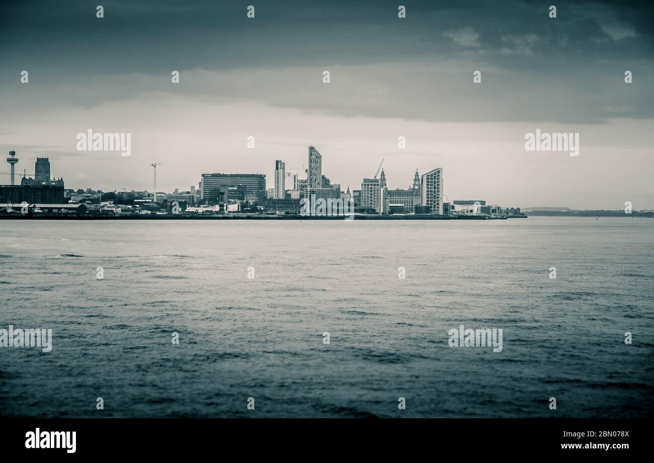 Horizon de Liverpool, tons divisés, noir et blanc, pris de Wallasey Banque D'Images