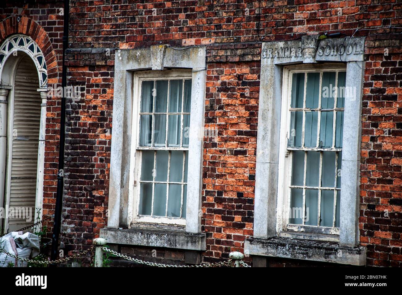 Gros plan de fenêtres de briques construit Grade II classé King Edward VI Grammar School, Spilsby, Lincolnshire dans le mauvais état de réparation Banque D'Images