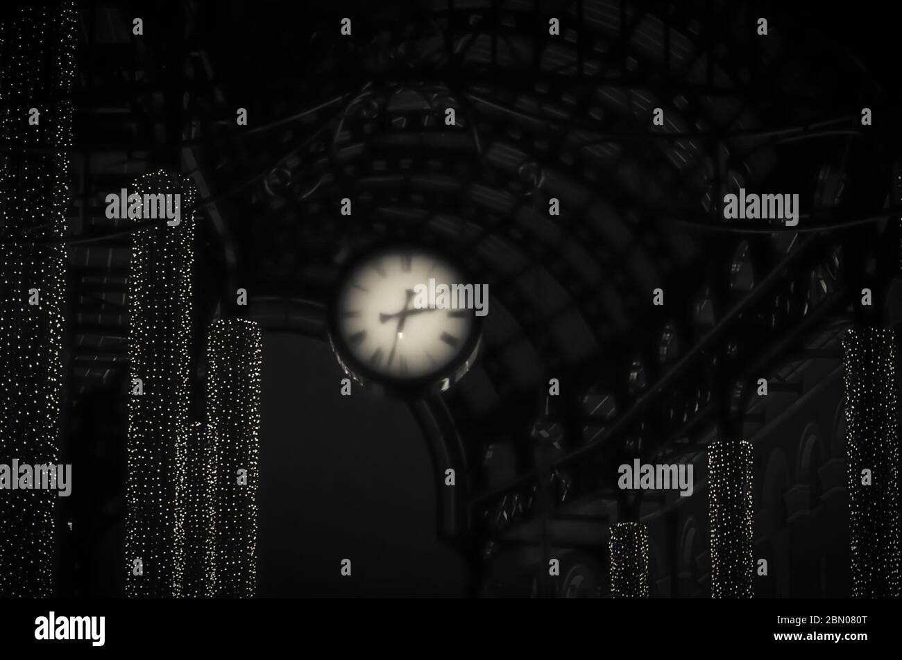 Horloge à suspendre abstraite et éclairage sous l'arcade avec l'ancien mode les années 1930 se sentent en noir et blanc Banque D'Images