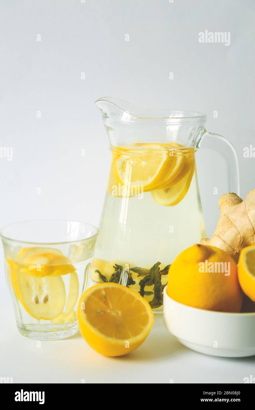 Eau avec citron, menthe et gingembre. Boisson saine. Médicaments de remplacement Banque D'Images