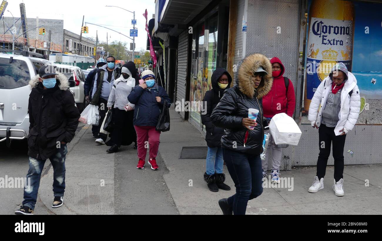 9 mai 2020, New York, New York, Etats-Unis: CORONA EXTRA. 190,000 New Yorkers ont été testés pour le virus corona au cours des 14 derniers jours. L'augmentation des tests est essentielle pour ralentir la pandémie. Le maire embauchera 1,000 experts de la maladie pour trouver ceux qui ont pu être en contact avec chaque New Yorker infecté.et 20 millions d'Américains sont hors de travail. De nombreuses entreprises sont fermées et risquent de subir des ruines. Les erreurs de politique du Congrès et de l'administration Trump dans les semaines à venir pourraient transformer les licenciements temporaires en suppressions d'emplois permanentes qui pourraient entraîner une récession longue et brutale dans le pays. Si Covid-19 Banque D'Images