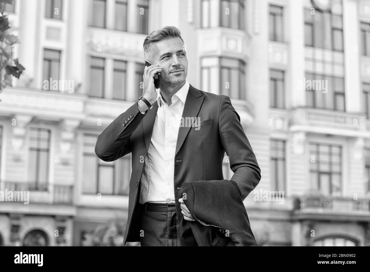 Le maintient du téléphone connecté. Young talk sur téléphone mobile. Handsome man with cell phone piscine. Téléphone pour un usage professionnel. 3G. 4G. Style de vie mobile. La communication d'entreprise. La nouvelle technologie. Banque D'Images