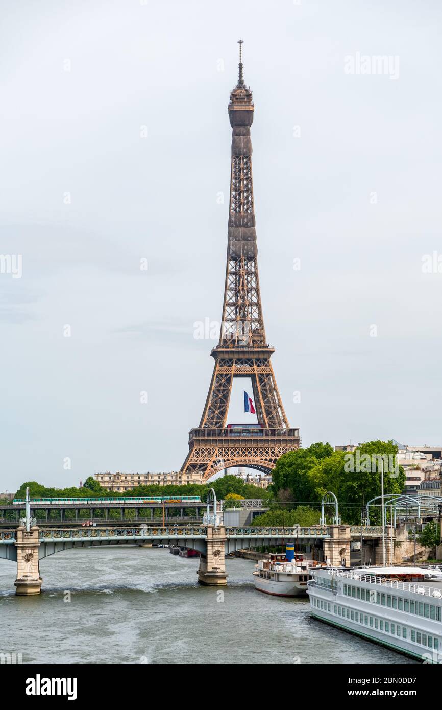 Drapeau français agitant au milieu de la Tour Eiffel pendant le confinement du coronavirus Banque D'Images