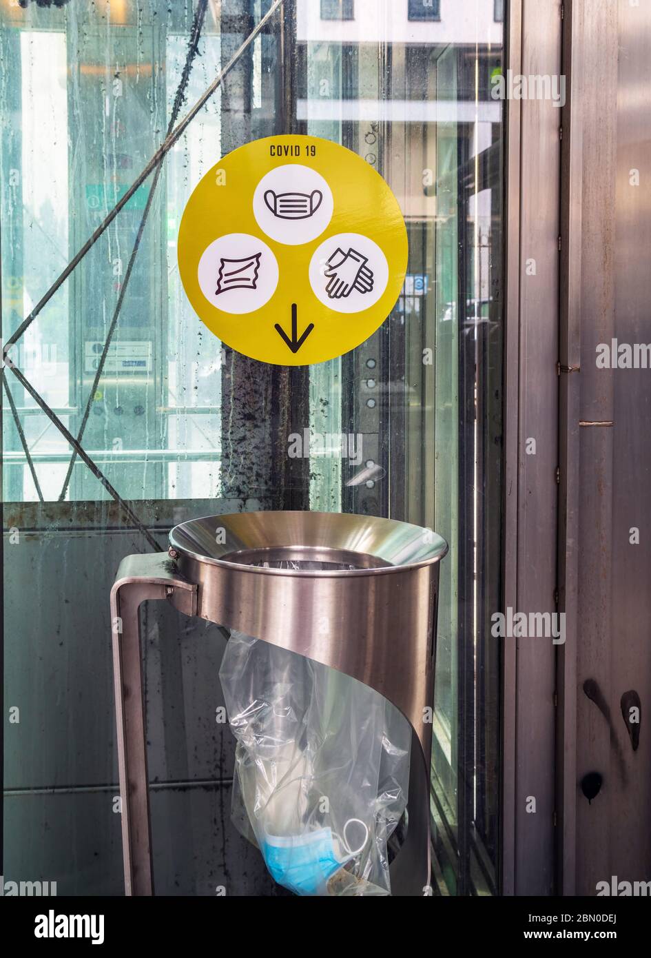 Poubelle pour masques de visage dans le métro de Paris pendant l'épidémie de Covid-19 Banque D'Images