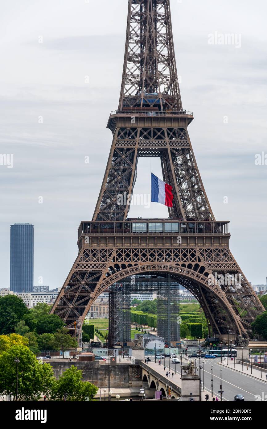Drapeau Francais Agitant Au Milieu De La Tour Eiffel Pendant Le Confinement Du Coronavirus Photo Stock Alamy