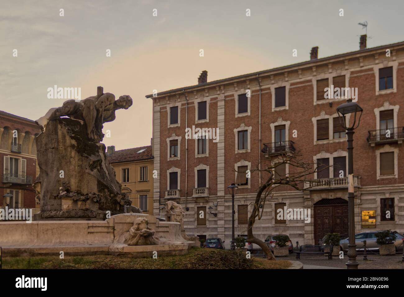 Asti, Italie - janvier 2020 : photo panoramique de la Piazza Medici. Banque D'Images